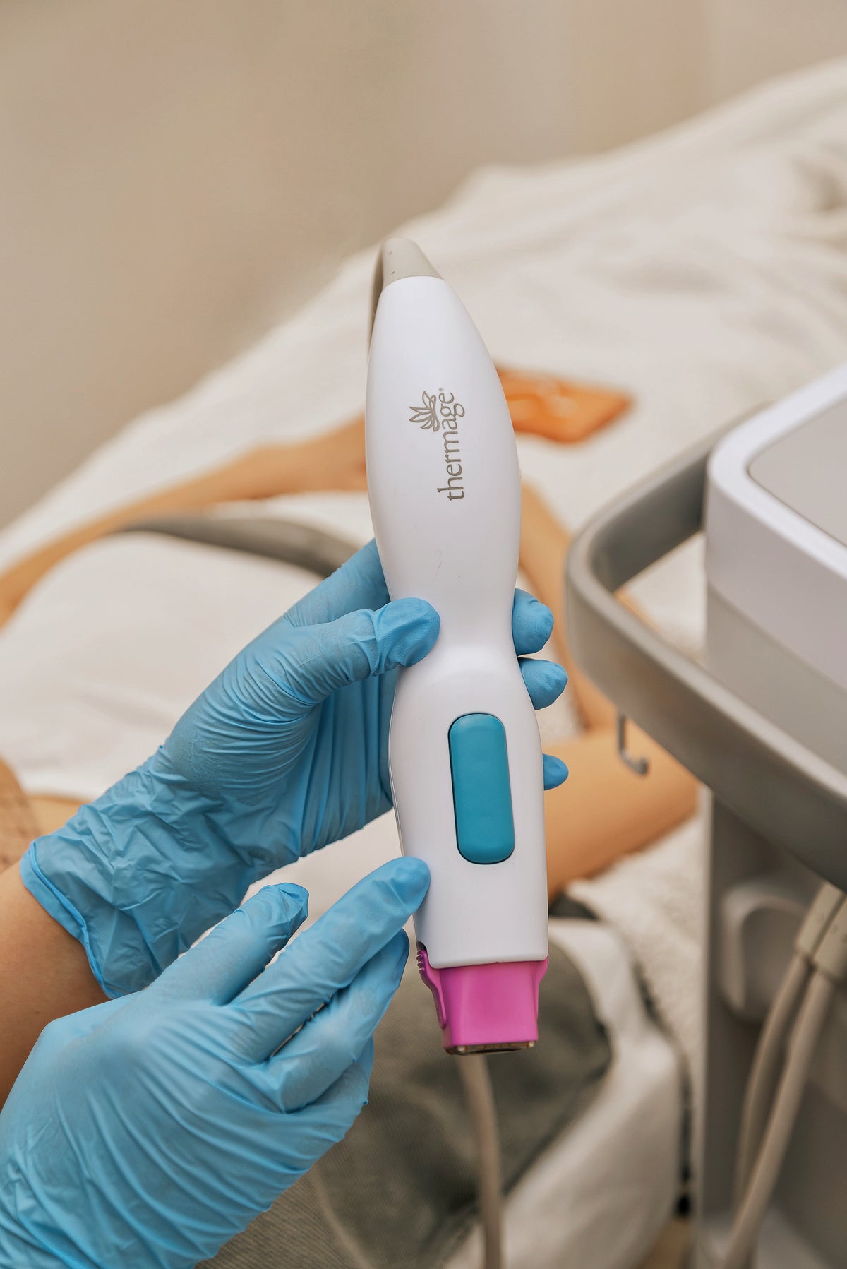 The Total Tip 4.0 applicator delivers RF energy across a 33% larger treatment area