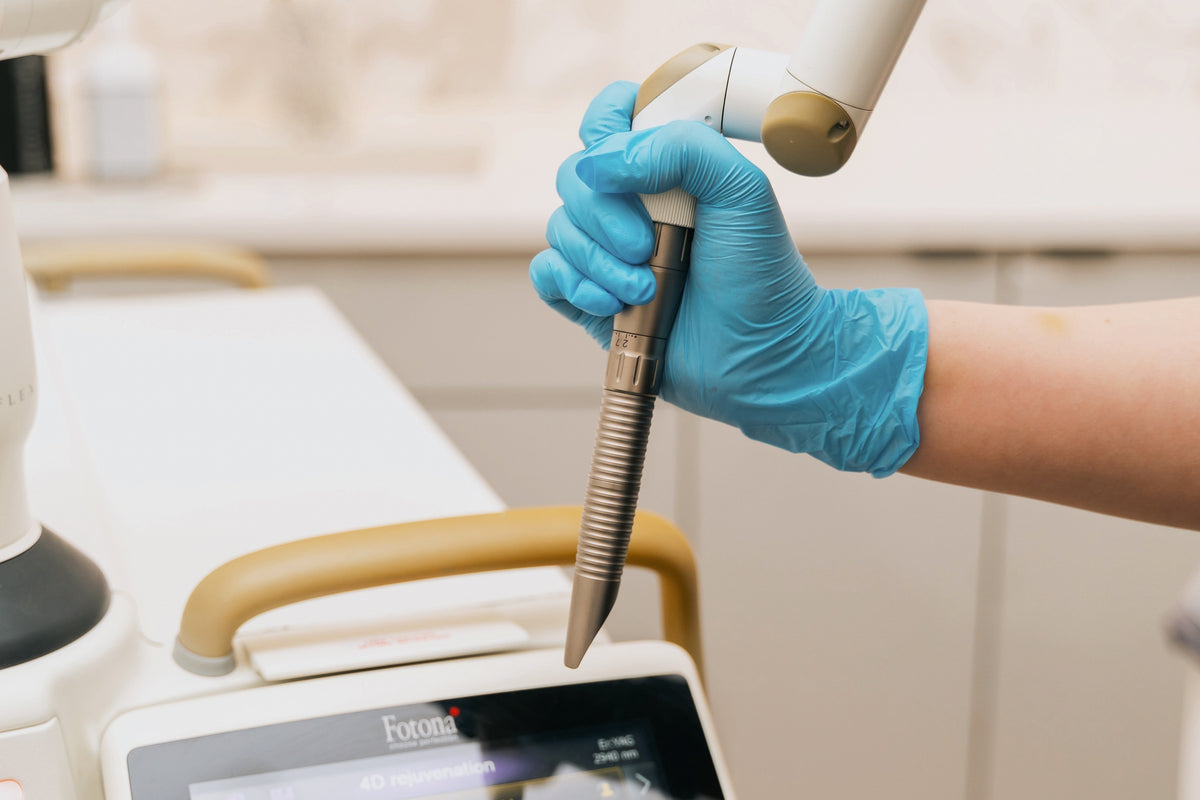 The intraoral SmoothLiftin step volumises the cheeks from the inside out